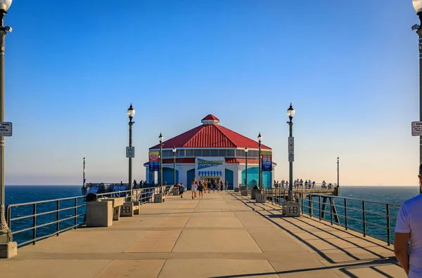 亨廷顿海滩 Huntington Beach 2023年8月4日 位于太平洋码头尽头的一家餐馆 位于冲浪城 加州著名旅游胜地 — 图库照片