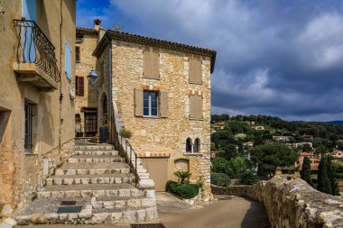Fransa 'nın güneyindeki Saint Paul de Vence, Fransız Rivierası' ndaki bir caddedeki geleneksel taş evler.