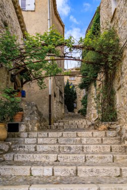 Fransa 'nın güneyindeki Saint Paul de Vence, Fransız Rivierası' ndaki bir caddedeki geleneksel taş evler.