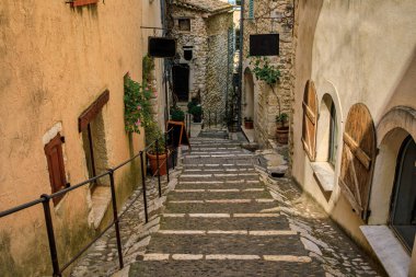 Fransa 'nın güneyindeki Saint Paul de Vence, Fransız Rivierası' nda dik bir caddede geleneksel taş evler.