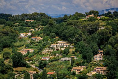 Fransa 'nın güneyinde, Fransız Rivierası, Saint Paul de Vence Ortaçağ kasabasını çevreleyen Alpes dağlarındaki geleneksel taş evler ve villalar