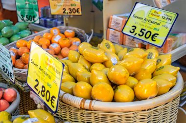 Renkli doğal sarı limon kokulu sabun. Fransa 'nın güneyindeki Menton, Fransız Rivierası' ndaki Vieille Ville 'de yerel bir çiftçi pazarında.