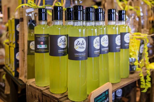 Menton, Fransa - 26 Mayıs 2023: Old Town 'daki bir zanaatkar dükkanında yerel limonların lezzetinden gelen renkli gurme limoncello