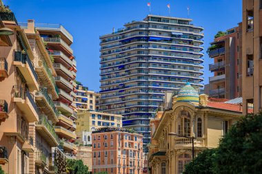 Monte Carlo şehri Monaco limanında lüks apartmanlar, Fransız Riviera 'sında Cote d' Azur.