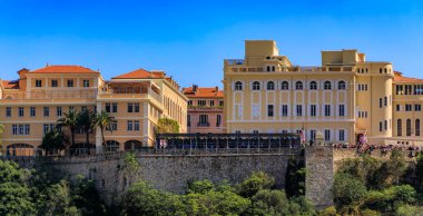 Monaco VIlle şehir manzarasının panoramik manzarası. Fransız Riviera 'sında Monako limanındaki lüks apartman binaları, Cote d' Azur.