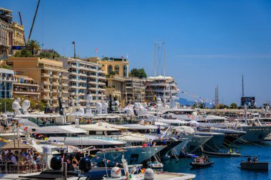 Monte Carlo, Monaco - 27 Mayıs 2023: Limandaki yat kulübünün yat limanında lüks apartman ve tekneleri olan liman şehri
