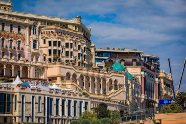 Monte Carlo, Monaco - 27 Mayıs 2023: Monte Carlo şehir merkezi Monako limanında lüks apartmanlar