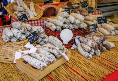 Yerel bir çiftçi pazarında sepetteki zeytin ve fındıklı domuz sosisi Cours Saleya in Old Town, Vieille Ville in Nice, French Riviera, France