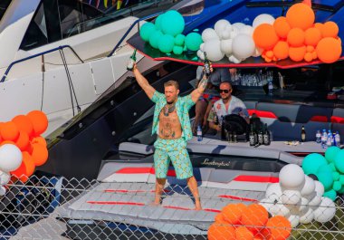 Monte Carlo, Monaco - 27 Mayıs 2023: Profesyonel karma dövüş sanatları şampiyonu Conor McGregor marinadaki lüks bir yatta bir partide