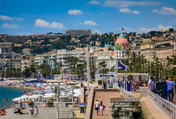 2023年5月28日 位于地中海沿岸著名的盎格鲁人大道 Promenade Des Anglais 上的人 以及背景为Cote Azur的Negresco酒店 图库照片