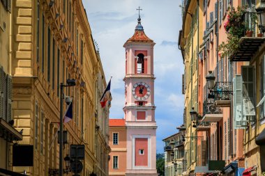 Caserne Rusca saat kulesi. Önünde restoranlar ve dükkanlar var. Eski şehrin sokaklarında, Nice Fransa 'nın Vieille Ville' inde.