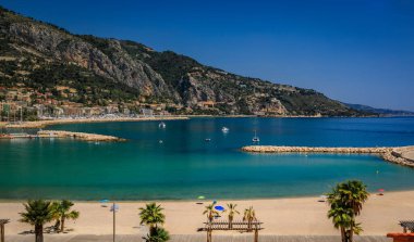 Akdeniz ve Menton 'da bir sahili olan kıyı şeridi güneşli bir günde Fransa' nın güneyinde Fransız Rivierası 'nda.