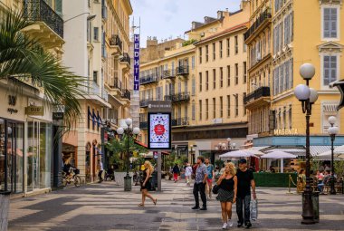 Nice, Fransa - 28 Mayıs 2023: İnsanlar Eski Şehir, Vieille Ville, Fransız Riviera 'sında işlek bir yaya caddesinde restoranların ve barların önünden geçiyor