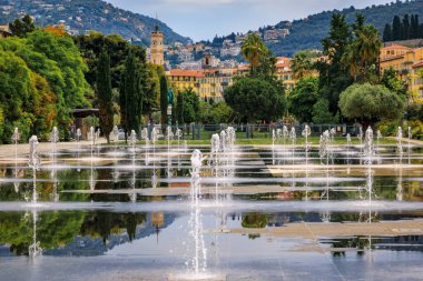 Yansıtan Çeşmesi mesire du Paillon yeşil Kent Park Place Massena veya bulutlu sabah erken Doğum Massena square Nice, Fransa