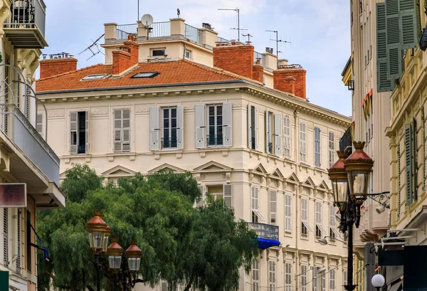 Fransa 'nın güneyindeki Fransız Rivierası' nda Nice 'de çiçeklerle süslenmiş güzel bir yaya caddesi boyunca Akdeniz evi cephesi süslenir.