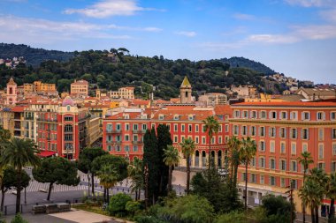 Place Massena, Old Town ya da Vielle Ville binaları, The Promenade du Paillon ve Castle Hill ya da Nice, Fransa 'daki Colline du Chateau' nun hava manzarası.