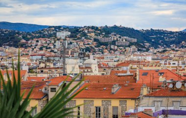 Fransa 'nın güneyinde Nice' de bulunan Golden Square şık deniz manzaralı Carre d 'Or' un burjuva binalarının ve terasotta çatılarının havadan görünüşü.