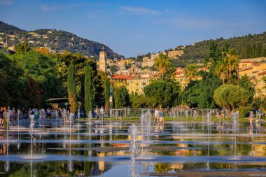 Nice, Fransa - 29 Mayıs 2023: Place Massena veya Massena Meydanı 'ndaki tarihi binalarla çevrili Promenade du Paillon' daki çeşme