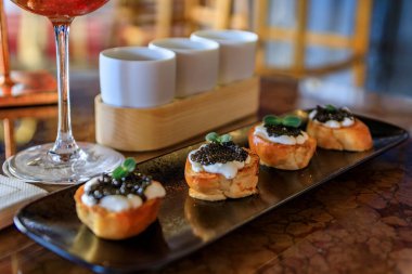 Mini brioche tostu, taze kremalı ve siyah mersin balıklı havyarlı. Lüks bir restoranda, Carre d 'da ya da Fransa' nın güneyinde güzel bir yerde.