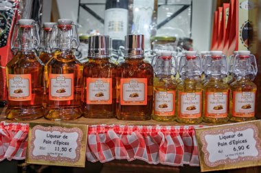 Strasbourg, Fransa - 31 Mayıs 2023: Fortwenger 'dan geleneksel zencefilli kek likörü Grande Ile' deki bir mağazada sergileniyor