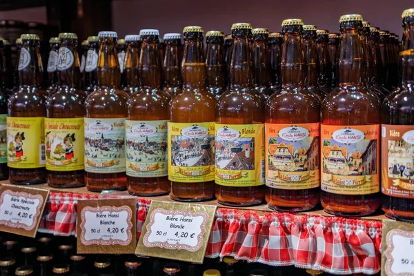 フランスのストラスブール 2023年5月31日 歴史的な中心地グランデイルの古い町の店で展示されているオンクルハンシブランドの伝統的な職人用ビール — ストック写真