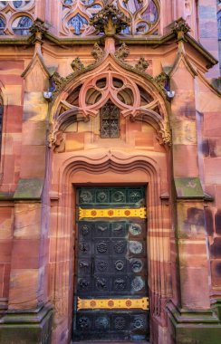 Avrupa 'nın en güzel Gotik katedrallerinden biri olan Strasbourg, Alsace, Fransa' daki Notre Dame Katedrali 'nin ön cephesi ve yan kapısı.