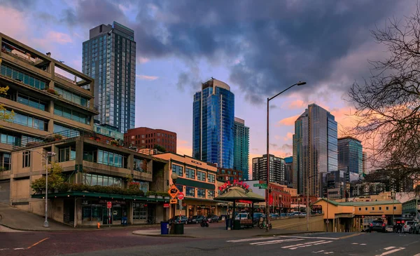 Seattle Washington Nisan 2022 Gökdelenleri Olan Şehir Kıyısı Gökdelenleri Renkli — Stok fotoğraf