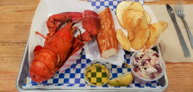 San Francisco 'da bir restoranda, taze pişmiş yarım kilo ıstakoz patates cipsi, lahana salatası, erimiş tereyağı ve limon.