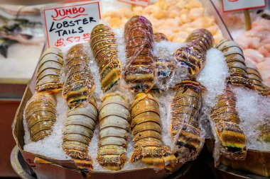 Seattle, Washington 'daki ünlü Pike Place Market' te dondurulmuş çiğ ıstakoz kuyrukları satılıyor.