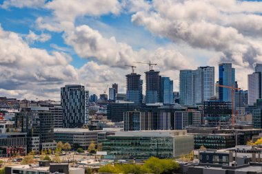 Seattle şehir merkezinin gündüz manzarası modern gökdelenlerle bulutlu bir günde, Pasifik Kuzeybatı, Washington