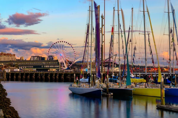 西雅图市中心的海滨建筑 大车轮和帆船在日落时分停泊在美国华盛顿州西雅图的普吉特湾 — 图库照片