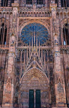 Avrupa 'nın en güzel Gotik katedrallerinden biri olan Strasbourg, Alsace, Fransa' daki Notre Dame Katedrali 'nin ön cephesi ve yan kapısı.