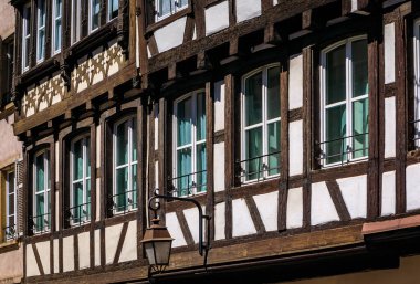 Strasbourg, Alsace, Fransa 'nın tarihi merkezi Grande Ile' deki sarp çatıları olan geleneksel yarı ahşap evleri süslemek.