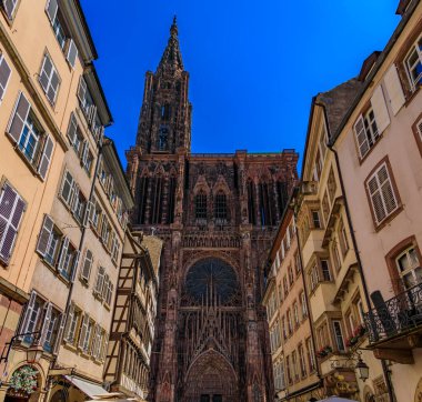 Ön cephe ve Notre Dame Katedrali 'nin kulesi ve Strasbourg, Alsace, Fransa' da sarp çatıları olan geleneksel yarı ahşap evler.