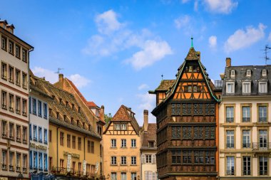 Strasbourg, Fransa - 4 Haziran 2023: Maison Kammerzell House restoranı Katedral Meydanı 'ndaki süslü bir ortaçağ 15. yüzyıl yarım ahşap evinde