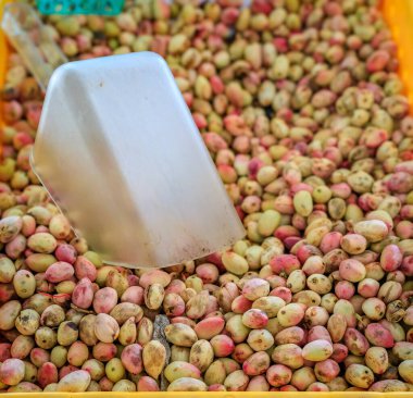 Taze çiğ fıstık, soyulacak ve kurutulacak meyve San Francisco, Kaliforniya 'da bir çiftçi pazarında toplu olarak satılacak.