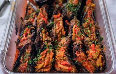 İmam Bayildi 'ye göre imam bayıldı, patlıcan soğan, dolma biber ve sarımsak ile, geleneksel Ermeni yemeği San Francisco' da