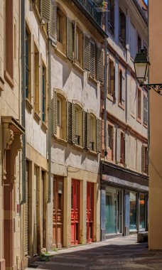 Carre d Or 'daki geleneksel yarı ahşap evleri Strasbourg Katedrali, Alsace, Fransa' nın tarihi dükkanları ve restoranları ile süsleyin.