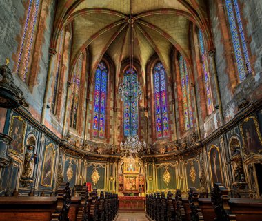 Strasbourg, Fransa - 31 Mayıs 2023: Vitraylı camları, korosu ve sunağı Saint Pierre le Jeune Protestan Kilisesi 'nde dekore edilmiş şansele