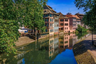 Fransa 'nın Strazburg, Alsace bölgesindeki Petite France bölgesinde bulunan kanallar boyunca geleneksel yarı ahşap evler süsleyin.