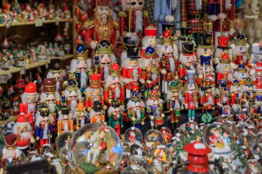 Strasbourg, Fransa - 3 Haziran 2023: Renkli Noel süslerinin sergilenmesi, eski kasabadaki bir hediyelik eşya dükkanında satılık fındıkkıran oyuncakları