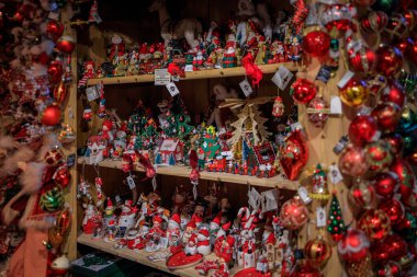Strasbourg, Fransa - 3 Haziran 2023: Renkli Noel süsleri ve oyuncaklarla dolu eski kasabadaki bir hediyelik eşya dükkanında sergilenecek