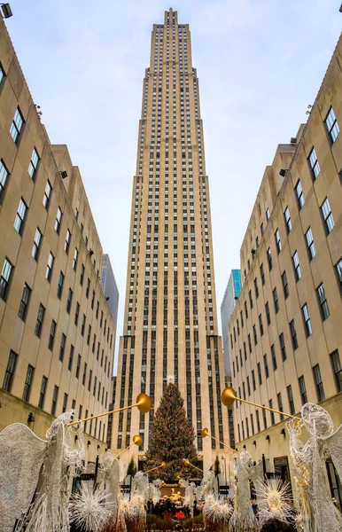 New York, ABD - 01 Aralık 2023: Ünlü Rockefeller Center Noel ağacı ve süslemeleri, Beşinci Cadde, Manhattan 'da tatil eğlencesi