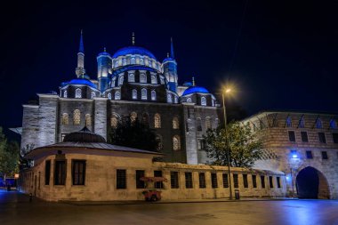 Yeni Cami veya Yeni Cami, Türkiye 'nin İstanbul kentindeki Tarihi Yarımada' da güneş doğmadan önce gece aydınlandı