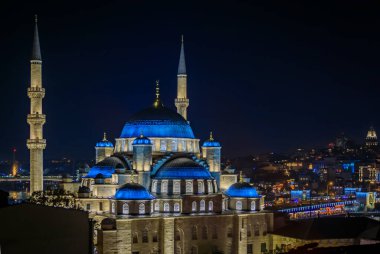 İstanbul, Yeni Cami veya Yeni Cami ile Tarih Yarımadası 'nın akşam manzarası İstanbul, Türkiye' de gün batımından sonra