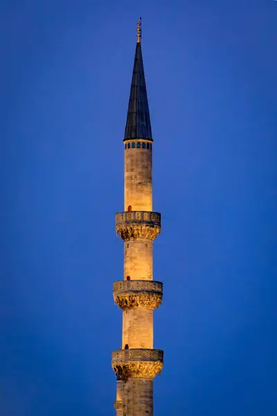 Lång Minaret Yeni Cami Eller Nya Moskén Upplyst Morgonen Vid — Stockfoto
