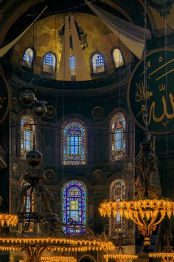 İstanbul, Türkiye - 8 Kasım 2023: Eski bir Bizans kilisesindeki altın mozaik ve fresklerle süslü iç mekan, Ayasofya Büyük Camii