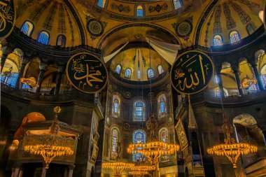 İstanbul, Türkiye - 8 Kasım 2023: Eski bir Bizans kilisesindeki altın mozaik ve fresklerle süslü iç mekan, Ayasofya Büyük Camii