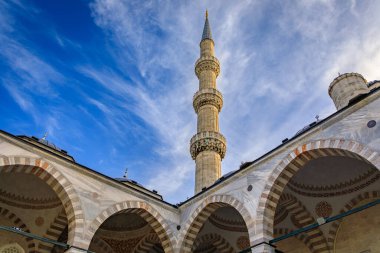 Sultan Ahmed 'in minare ve iç avlusu veya Haşmetli Osmanlı İmparatorluk Camii, İstanbul, Türkiye' de büyük bir kültür sahası