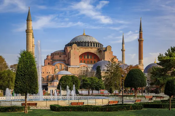 İkoniç Ayasofya Büyük Camii eski bir Bizans kilisesinde, büyük kültürel ve tarihi bir yer, dünyanın en büyük eserlerinden biri, İstanbul, Türkiye